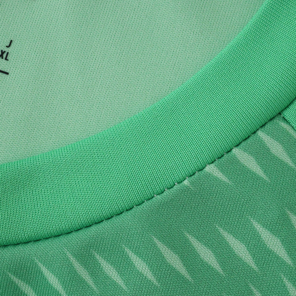 Liverpool 25/26 Goalkeeper Green Jersey - collar detail