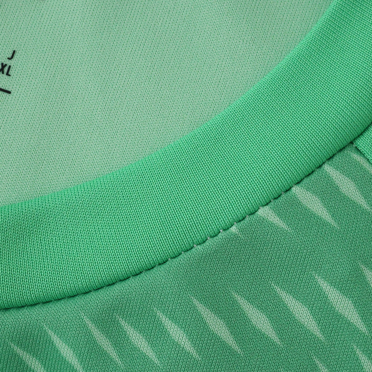 Liverpool 25/26 Goalkeeper Green Jersey - collar detail