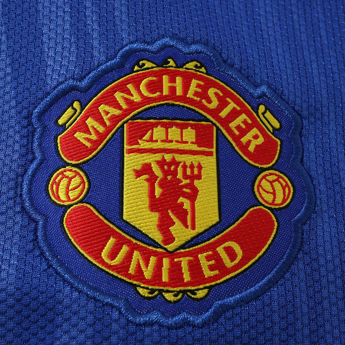 Manchester United 26/27 Away Kids Kit - crest detail