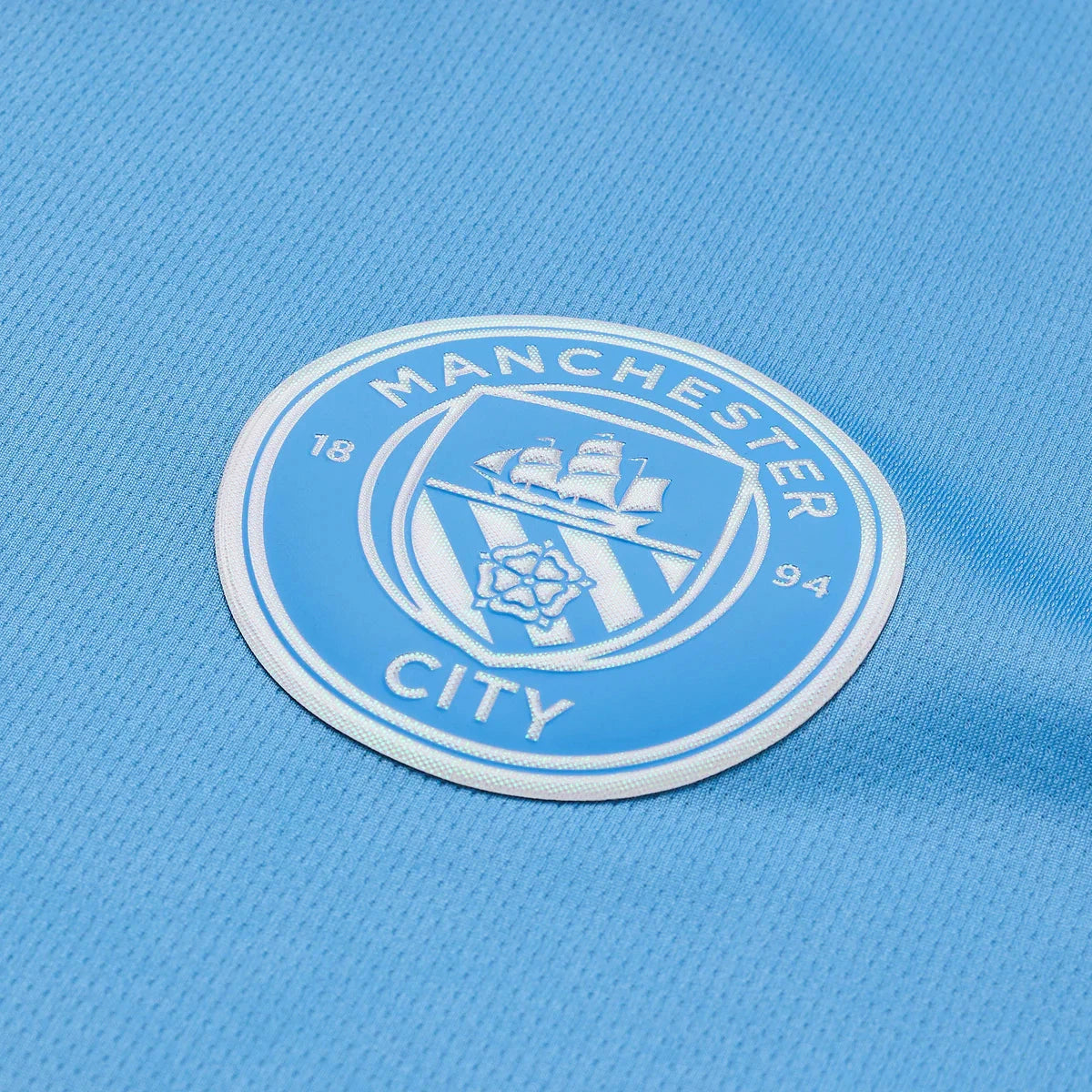 Manchester City 26/27 Home Kids Kit - crest detail