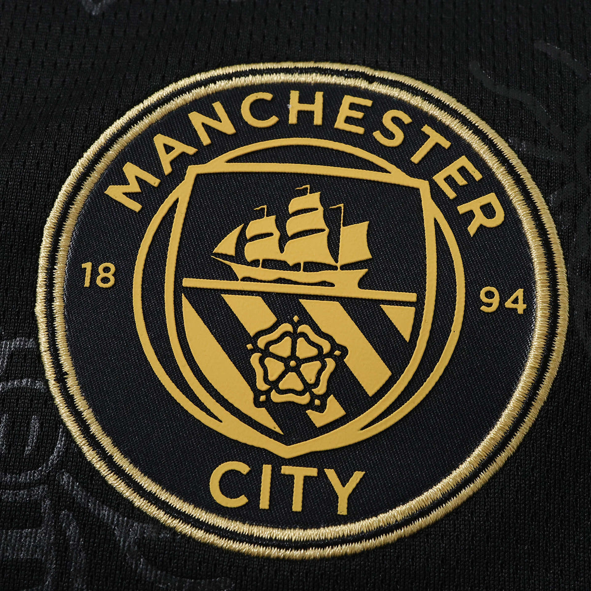 Manchester City 26/27 Away Long Sleeve Jersey - crest detail