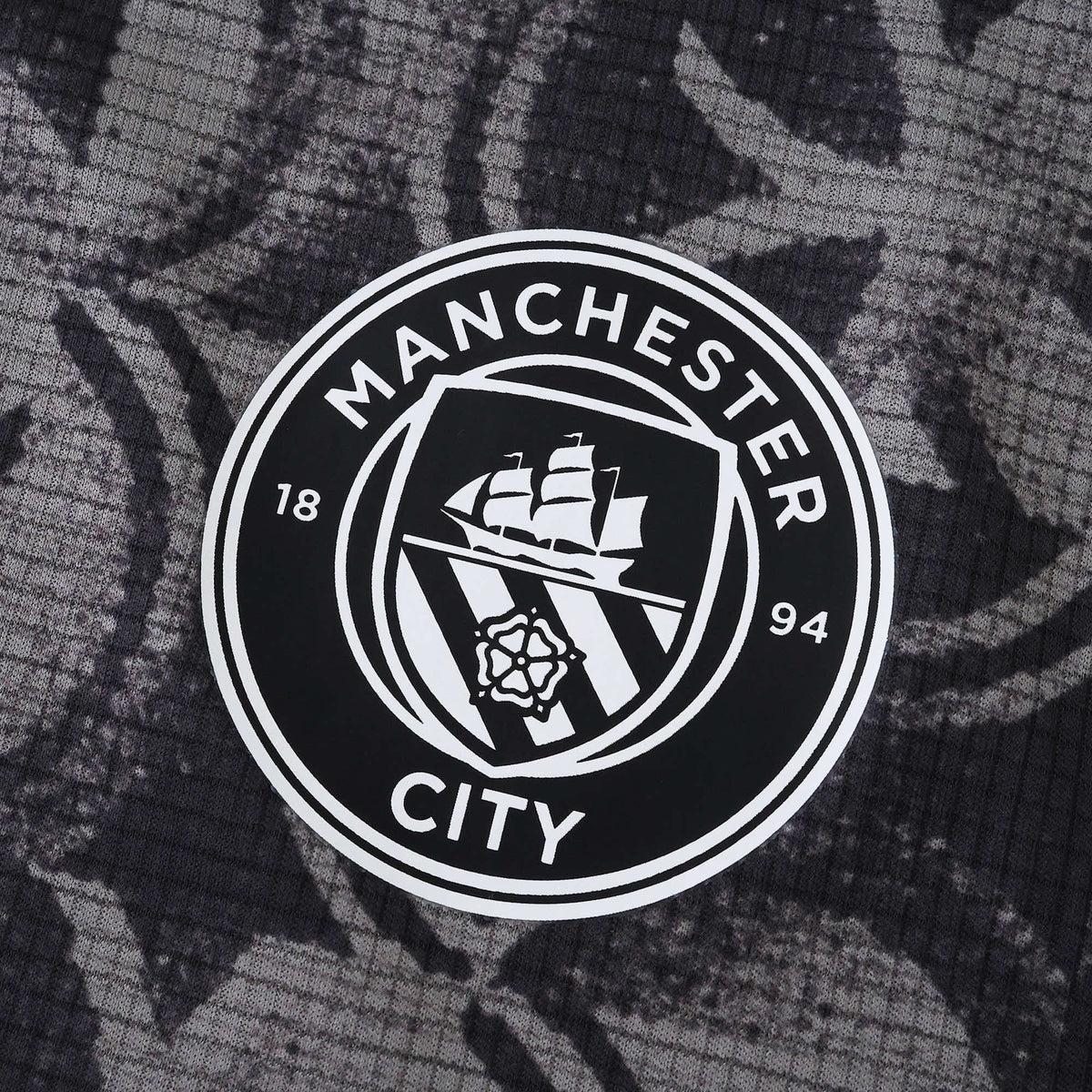 Manchester City 25/26 Training Jersey - crest detail