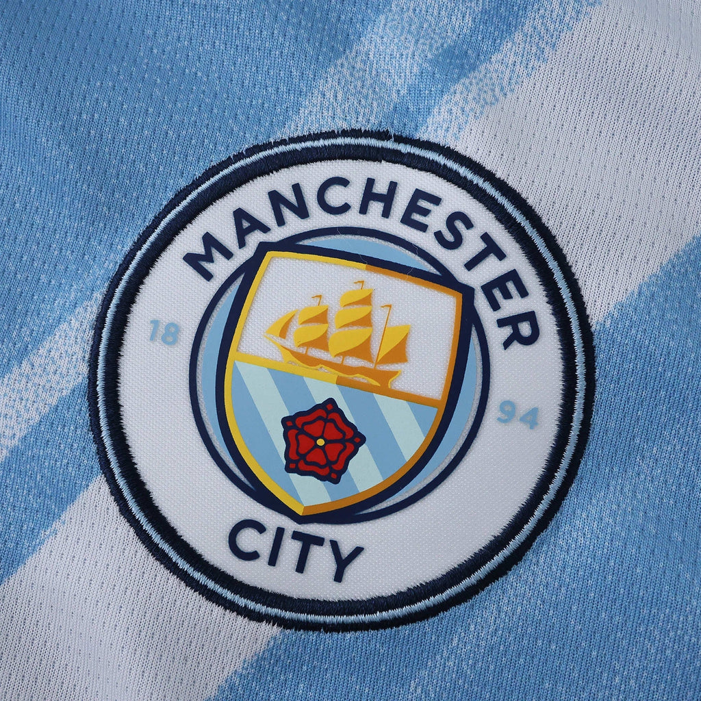 Manchester City 25/26 Home Kids Kit - crest detail