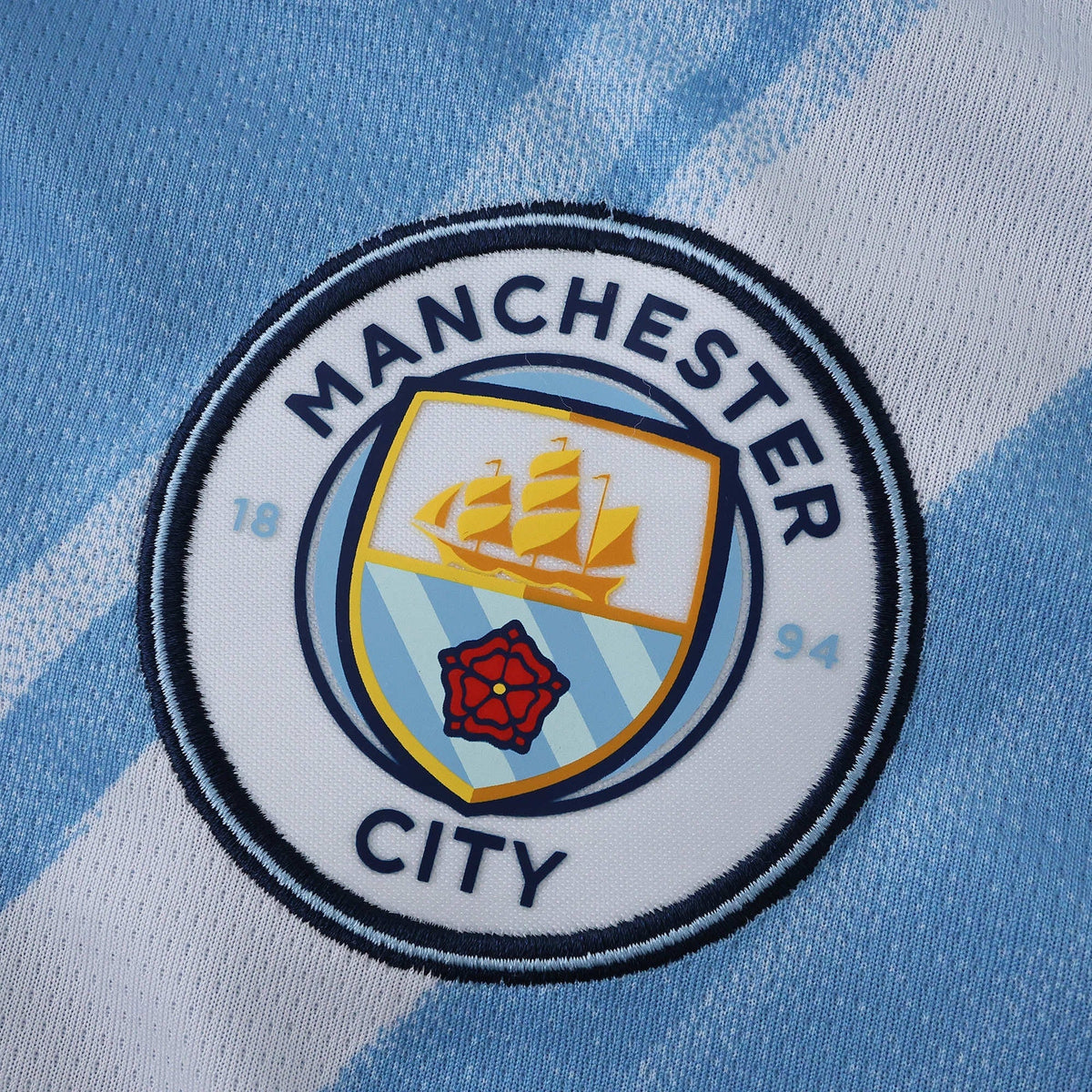 Manchester City 25/26 Home Kids Kit - crest detail