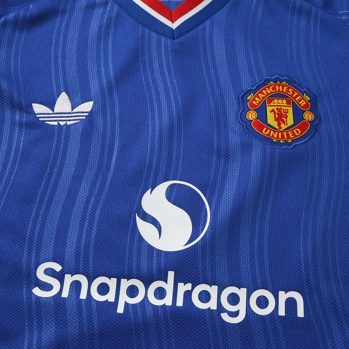 Manchester United 26/27 Away Kids Kit - chest and sponsor detail