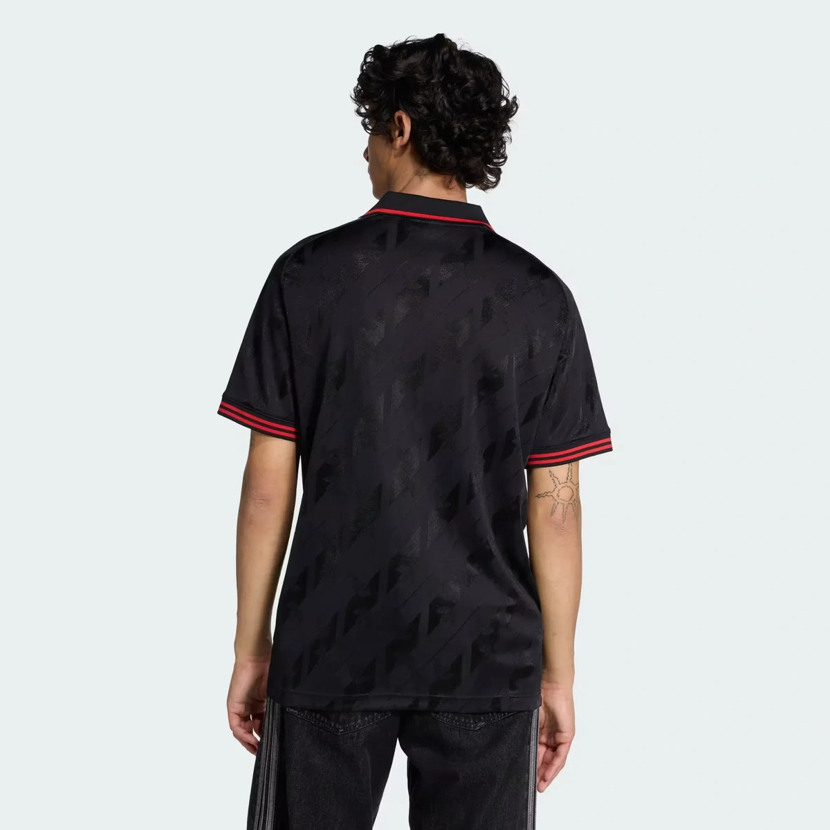 Flamengo 2026 lifestyle jersey in black - side view, worn by model