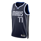 Luka Dončić - Maglia NBA unisex Dallas Mavericks 2023 Statement Edition - Blu navy